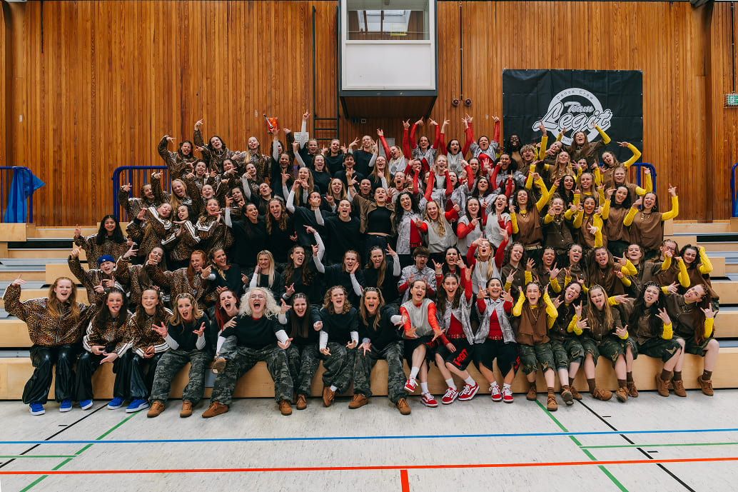 Die Team-Legit-Community gemeinsam in der Sporthalle