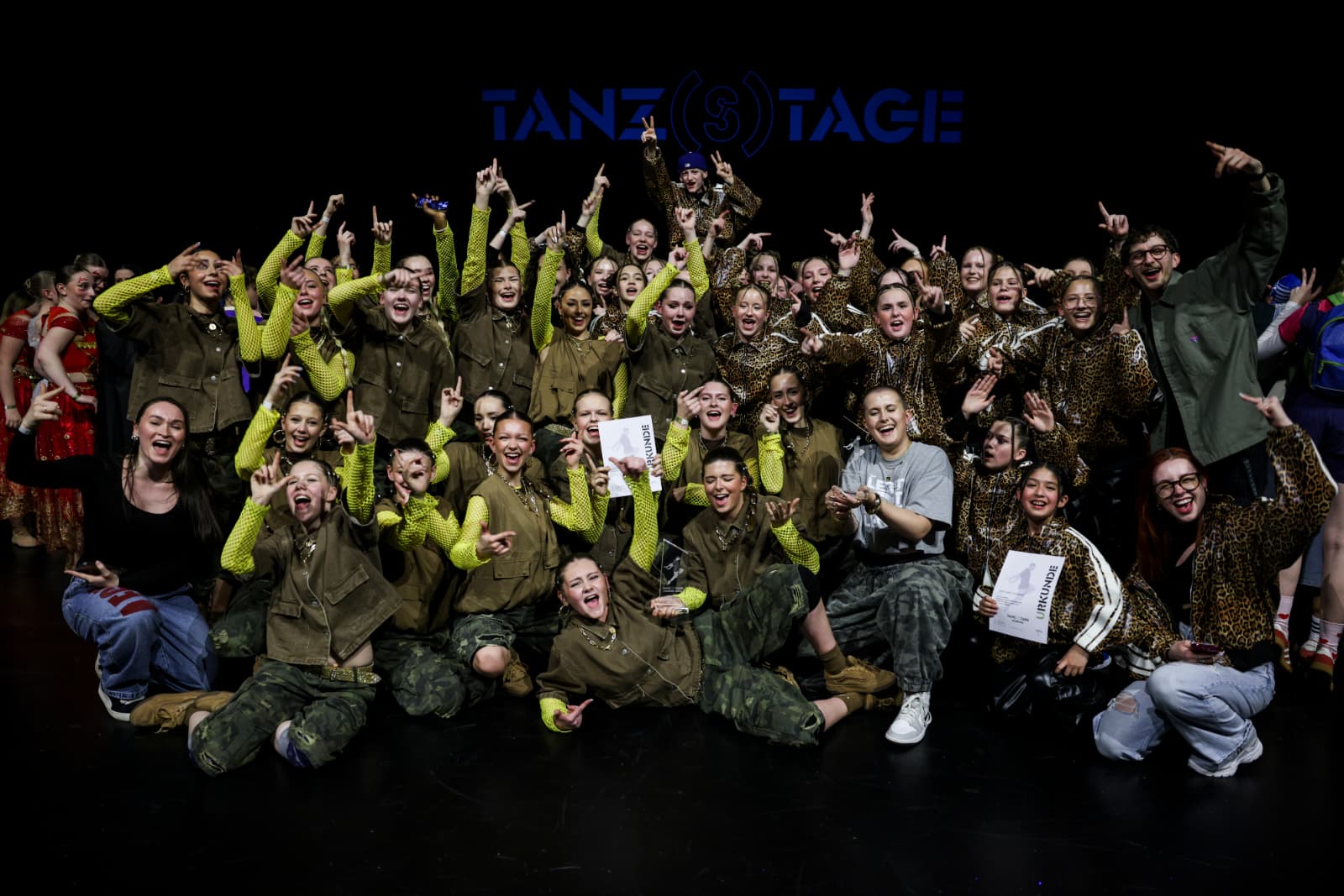 Team Legit feiert gemeinsam auf der Bühne