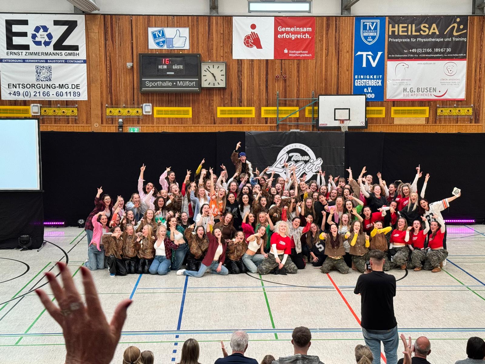 Großes Gruppenfoto in der Sporthalle