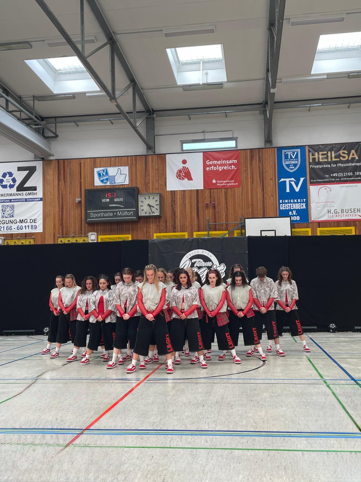 Die Rookies stehen gemeinsam in Formation