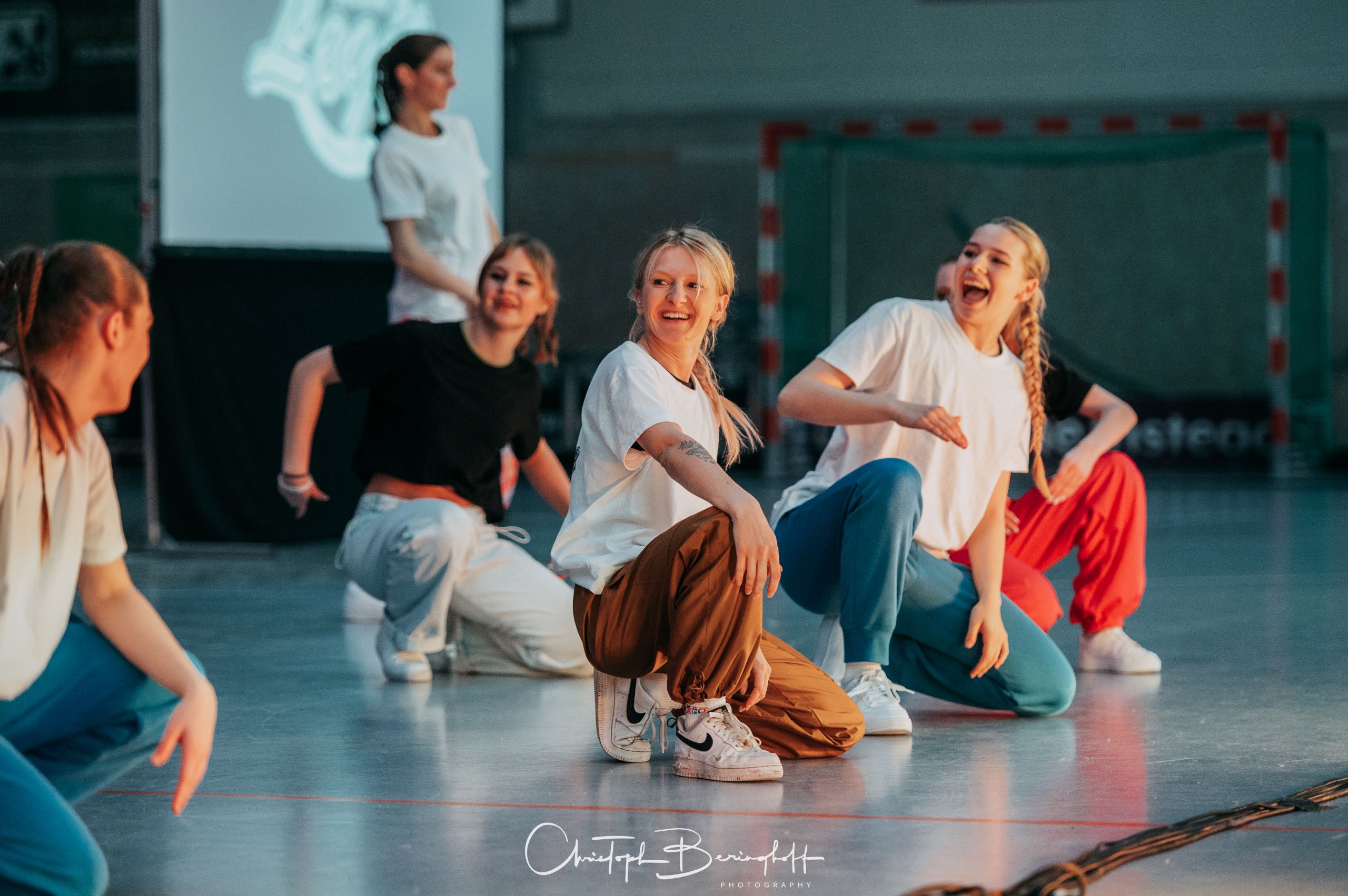 Tänzerinnen lachen während einer gemeinsamen Choreografie