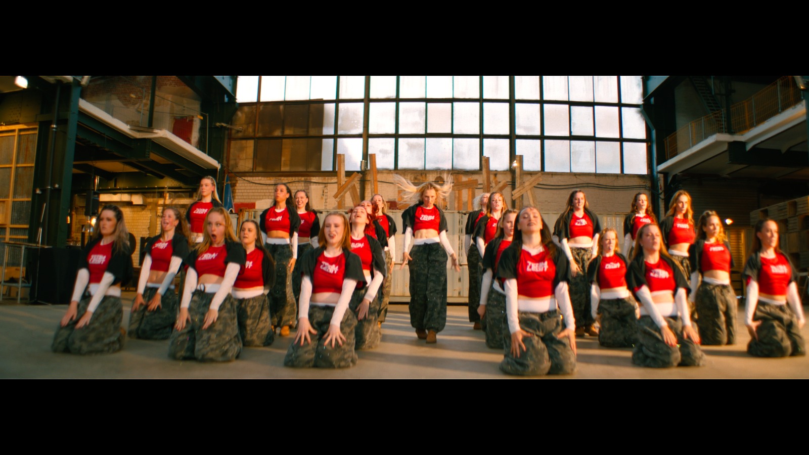 Mega Crew bei einer gemeinsamen Choreografie in einer Industriehalle