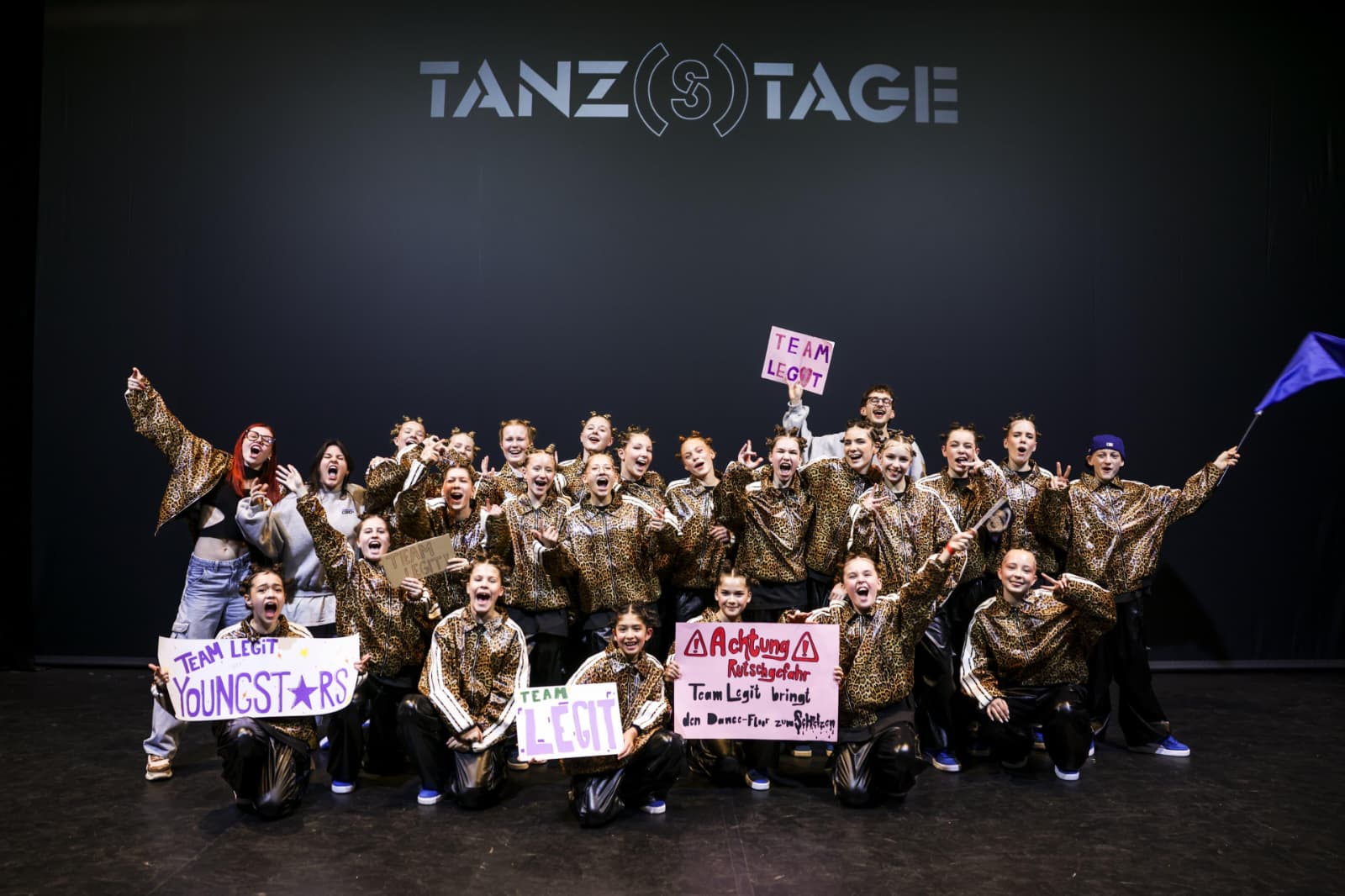 Die Youngsters gemeinsam auf der Bühne mit Team-Legit-Schildern